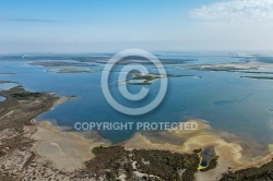 Photo aérienne des étangs de petite Camargue la Mer