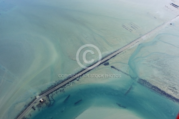 Photo aérienne du passage du Gois à marrée haute