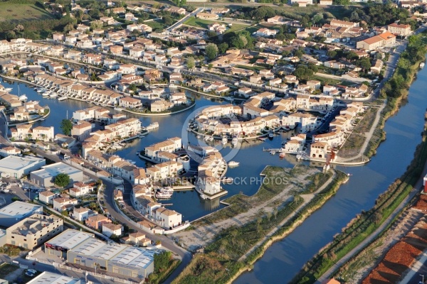 Photo aérienne marina d Aigues-Mortes 30220