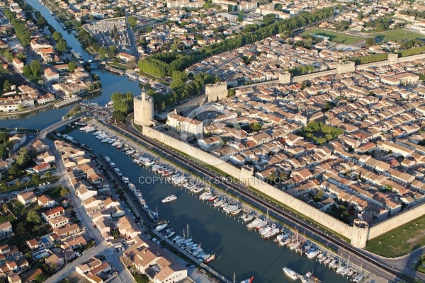 Photo aérienne remparts d Aigues-Mortes