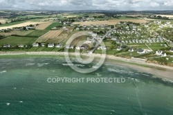 Plage de Lestrevet  vue du ciel à Plomodiern, Finistère