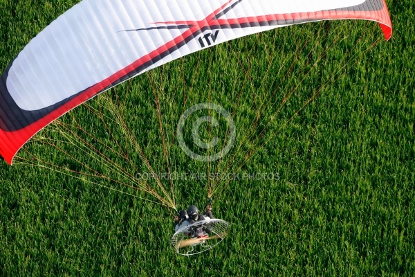 Survol d un paramoteur  parapente motorisé 