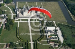 Survol du Château de Chambord en ULM paramoteur