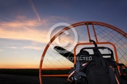 ULM paramoteur au coucher du soleil