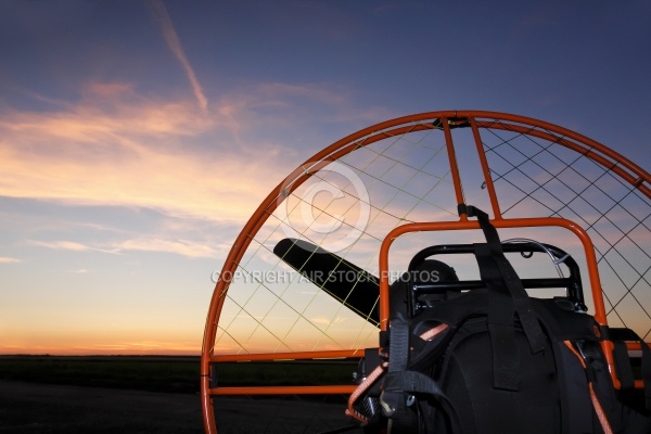 ULM paramoteur au coucher du soleil