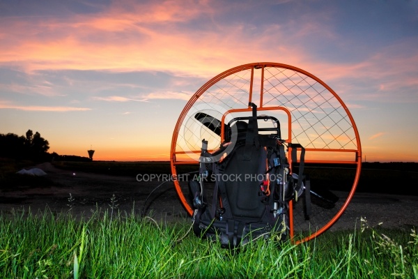 ULM paramoteur au coucher du soleil