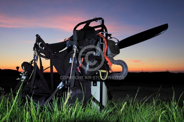 ULM paramoteur au coucher du soleil