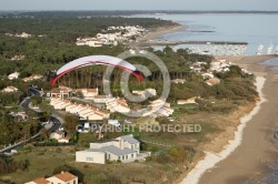 Ulm paramoteur survolant la Ville de Jard-sur-Mer, Vendée 85