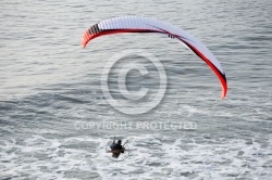 ULM paramoteur volant au dessu de la mer , Vendée 85