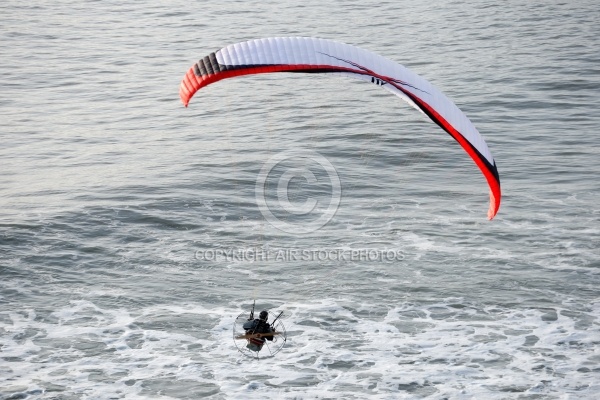 ULM paramoteur volant au dessu de la mer , Vendée 85