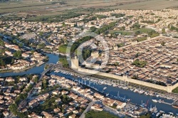 Ville fortifiée d Aigues-Mortes 30220, vue du ciel Ville fortifiée d Aigues-Mortes 30220, vue du ciel