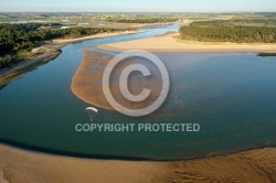 Vol aérien dans l estuaire du Veillon en Vendée