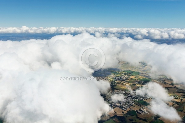 Vol au dessus des nuages de Bretagne