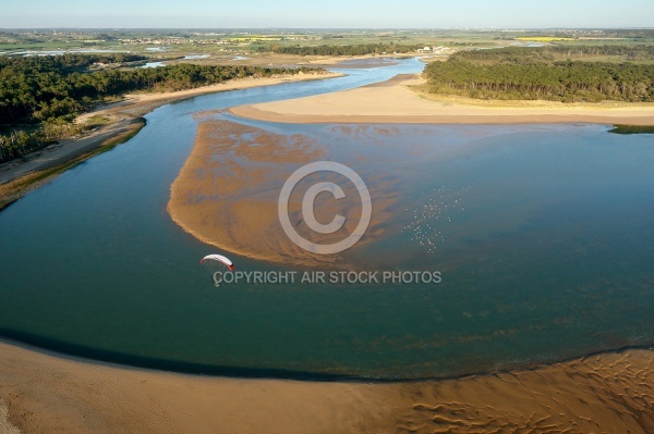 Vol aérien dans l estuaire du Veillon en Vendée