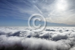 Vol paramoteur au dessus de nuages