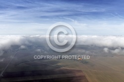 Vol paramoteur au dessus de nuages