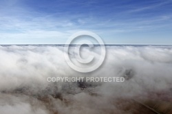 Vol paramoteur au dessus de nuages