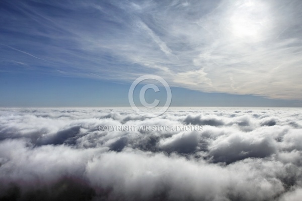 Vol paramoteur au dessus de nuages