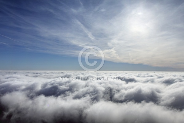 Vol paramoteur au dessus de nuages