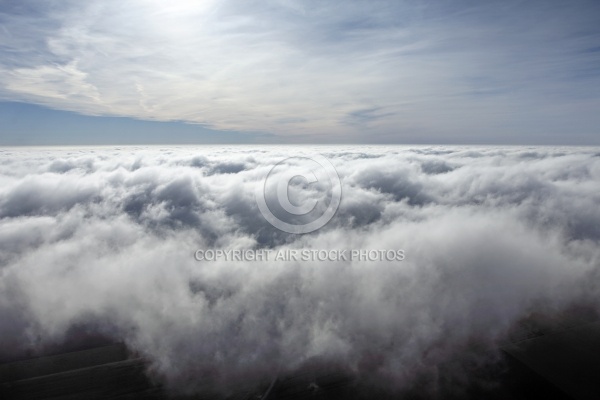 Vol paramoteur au dessus de nuages