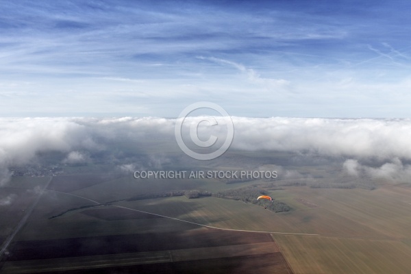 Vol paramoteur au dessus de nuages