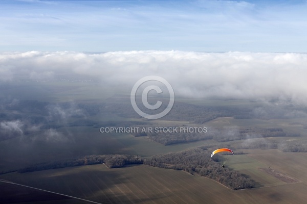 Vol paramoteur au dessus de nuages