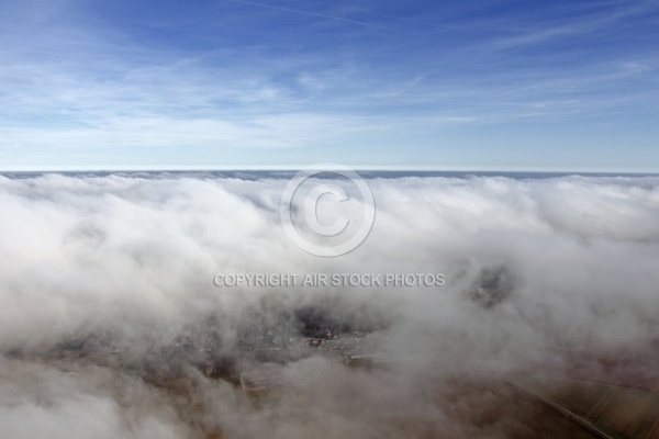 Vol paramoteur au dessus de nuages