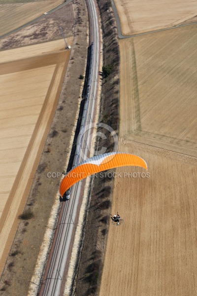 Vol paramoteur au dessus du chemin de fer