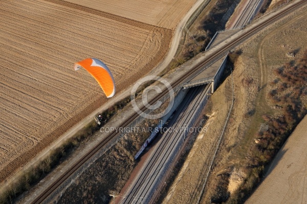 Vol paramoteur au dessus du chemin de fer