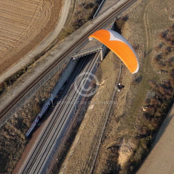 Vol paramoteur au dessus du chemin de fer