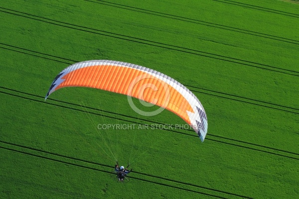 Vol Paramoteur champ de blÃ© vert