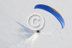 Vue aérienne d un paramoteur volant à basse altitude et laissa