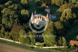 Vue aérienne du château du Plessis-Mornay 78