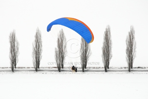 Vue aérienne d un paramoteur dans un paysage d hiver avec des a