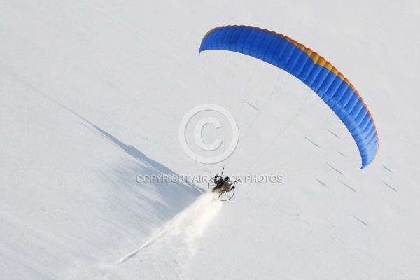 Vue aérienne d un paramoteur volant à basse altitude et laissa