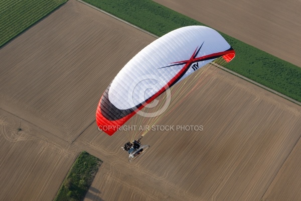 Vue aérienne d un ULM paramoteur au dessus des champs