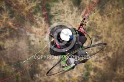 Vue aérienne d un ULM paramoteur