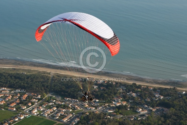 Vue aérienne d un ULM paramoteur sur la côte vendéenne