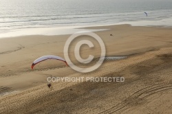 Vue aérienne d un ULM Paramoteur sur la plage Vue aérienne d un ULM Paramoteur sur la plage
