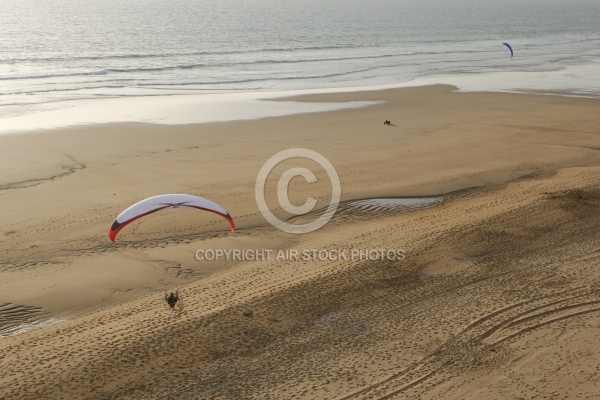 Vue aérienne d un ULM Paramoteur sur la plage