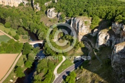 Vue aérienne des grottes de Saint-Moré dans le département de