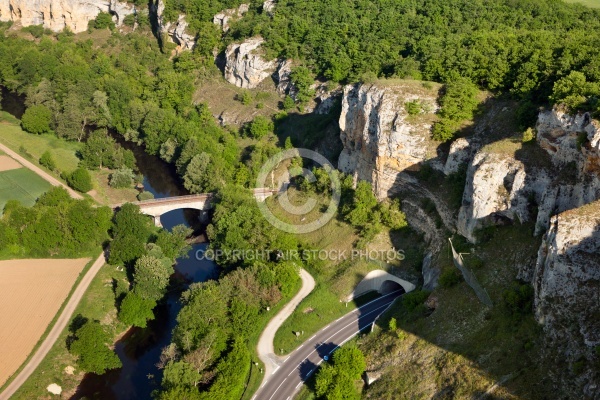 Vue aérienne des grottes de Saint-Moré dans le département de