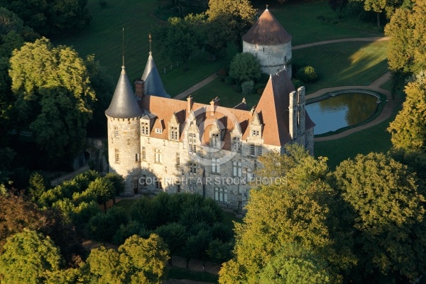 Vue aérienne du château du Plessis-Mornay 78