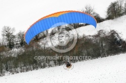 Vue aérienne du paramoteur survolant les champs en hiver en Ile