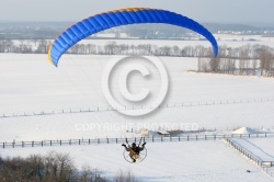 Vue aérienne du paramoteur survolant les champs en hiver en Ile