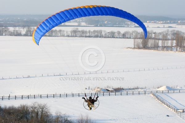 Vue aérienne du paramoteur survolant les champs en hiver en Ile