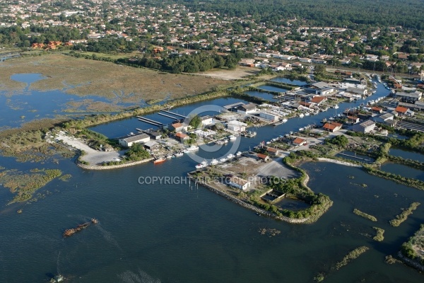 vue aérienne du port ostréicole de Gujan Mestra, Gironde, 33