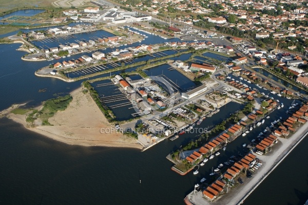 vue aérienne ostréiculteurs de Gujan Mestra, Gironde, 33