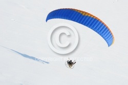 Vue aérienne paysage blanc neige survolé par un parapente à m